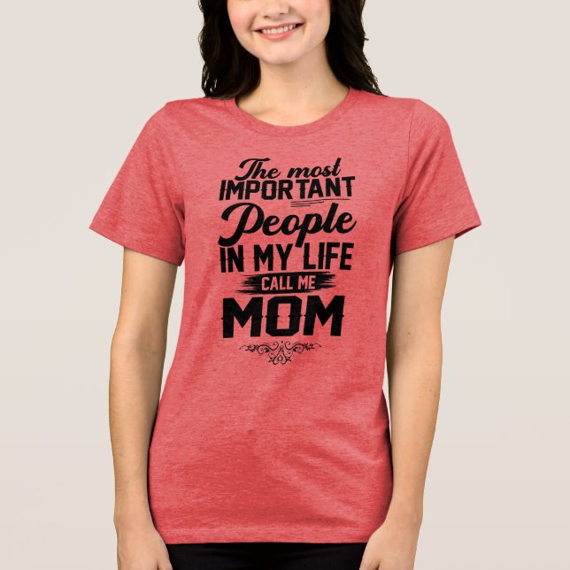 "Pessoas importantes me chamam de mãe" T-Shirt (Frente)