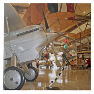 Pessoas visitando o Museu Nacional de Aviação Nava