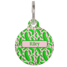 Picles Verdes no Fundo Rosa Suave