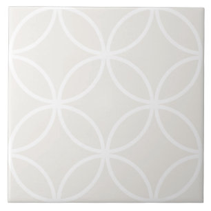 pétalas brancas e creme circundam o padrão dos dia