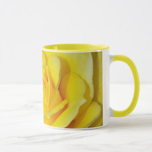 Pétalas de rosa amarelas para café caneca