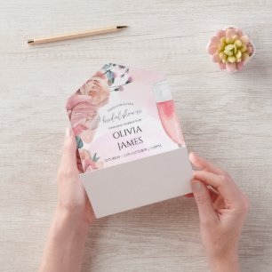 Pétalas florais cor-de-rosa e chá de panela de Ver
