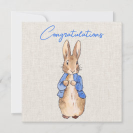 Peter, o coelho com fundo de roupa bege