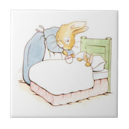Peter Rabbit na cama (sendo alimentado pela mãe)