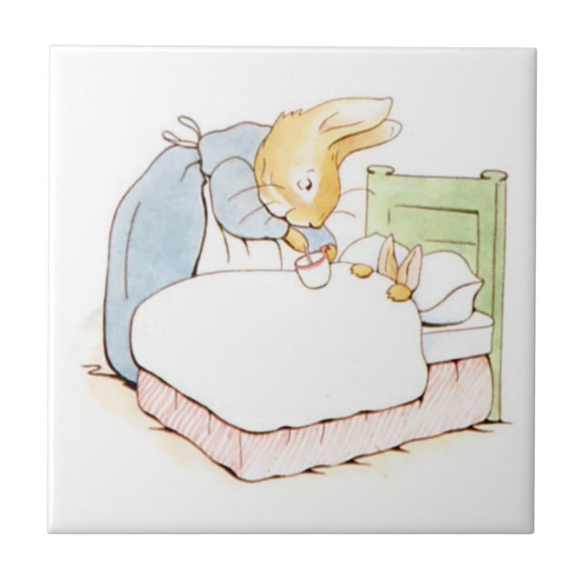 Peter Rabbit na cama (sendo alimentado pela mãe) (Frente)