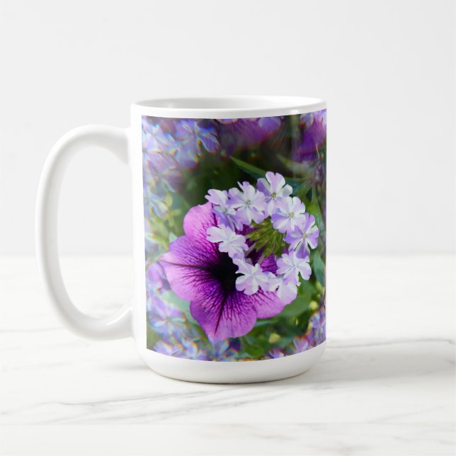 Petunia roxa e flores 15 oz. caneca de café (Esquerda)