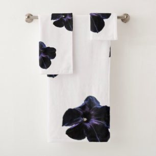 Petunias pretas no conjunto de toalhas brancas