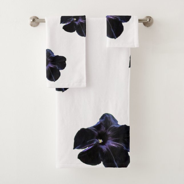 Petunias pretas no conjunto de toalhas brancas (Insitu)