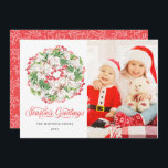 PHOTO Winter Wreath Holiday Flat Christmas Card<br><div class="desc">Sua foto de família está à direita. Uma poinsettia branca moderna,  uma coroa de groselhas sagradas e vermelhas está à esquerda. Cartões de natal abaixo. Seu nome e o ano seguinte.</div>