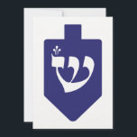 Pião Dreidel Azul-Índigo para Hanukkah com a Letra<br><div class="desc">Belo pião dreidel azul-índigo com as letras hebraicas shin para as celebrações da festa judaica de Hanukkah. 
Ótimo design para um lindo cartão de Chanukah.
O cartão está em branco na parte de trás para sua mensagem pessoal. 
Gostaria que eu incluísse seu próprio texto? Entre em contato! jmm.judaica@gmail.com</div>