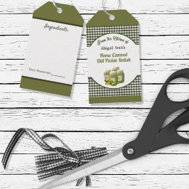 Picles cozidos em cozinha e etiqueta de presente