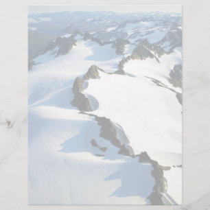 Picos de montanha cobertos de neve - vista aérea
