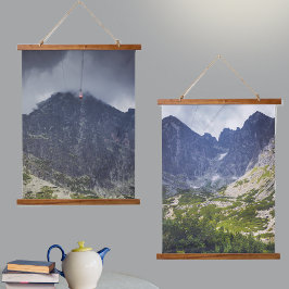Picos de montanhas azuis e um vale