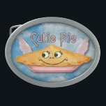 Pie na Cutie da Ponta Retroativa do Céu<br><div class="desc">Esta fivela de cinto bonita mostra uma torta no céu sobre um fundo azul nublado no céu com um efeito grunge adicionado para que pareça antiga, ao lado das palavras "Pie Cutie" em um estilo retrô. A torta tem um rosto sorridente e asas de rosa claro. É feito de elementos...</div>