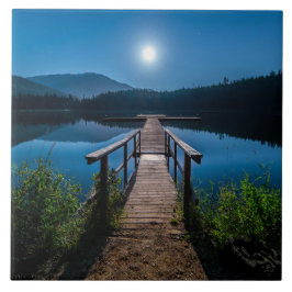 Píer à noite sob lua cheia