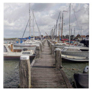 Pier com barcos e iates em Marken Países Baixos