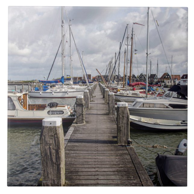 Pier com barcos e iates em Marken Países Baixos (Frente)