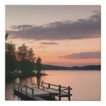 Píer velho no lago ao pôr do sol