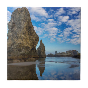 Pilares de rocha na praia de Bandon em Bandon, Ore