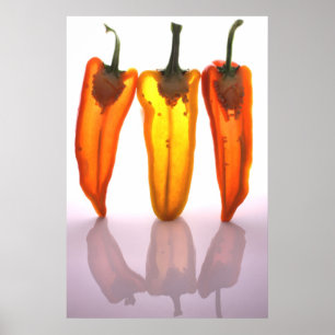 Pimentos em meio com luz através deles poster