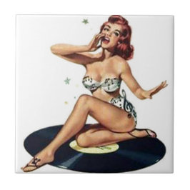 Pin acima da menina que senta-se no registro