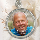 Pingente Memorial do Forever Personalizado de Graduação de<br><div class="desc">Adicione o toque final ao seu boné de formatura com este charme personalizado do memorial fotográfico. Personalize com a foto de quem amava. Isto para sempre no meu encanto de memorial de formatura cardíaca é perfeito em memória de pai, mãe, avó ou avô. COPYRIGHT © 2020 Judy Burrows, Black Dog...</div>