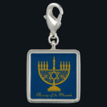 Pingente Ouro Menorah<br><div class="desc">Charme prateado quadrado com uma imagem de uma menorah ouro e texto opcional em azul real. Veja o botão quadrado correspondente,  chaveiro de metal grande e alto quadrado,  colar quadrado e relógio de pulso. Veja toda a coleção Chiclete Chanucá na categoria ACESSÓRIOS na seção HOLIDAYS.</div>