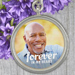 Pingente Para Sempre No Memorial Do Tassel De Graduação Do<br><div class="desc">Adicione o toque final ao seu boné de formatura com este charme personalizado do memorial fotográfico. Personalize com a foto de quem amava. Isto para sempre no meu encanto de memorial de formatura cardíaca é perfeito em memória de pai, mãe, avó ou avô. COPYRIGHT © 2020 Judy Burrows, Black Dog...</div>