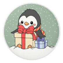 Pinguim bonito com presentes de Natal na neve