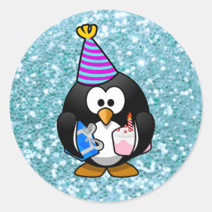 Pinguim bonito do feliz aniversario com etiqueta