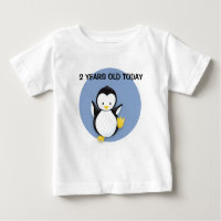 Pinguim bonito na camisa de aniversário personaliz
