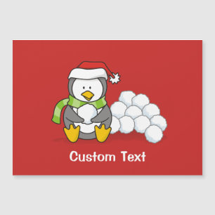 Pinguim de Natal sentado com bolas de neve