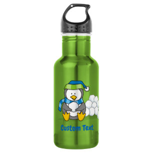 Pinguim pequeno sentado com garrafa de água de bol