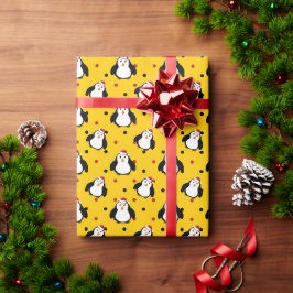 Pinguins no papel de embrulho com clima de natal