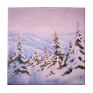 Pinhos cobertos de neve e montanhas do inverno