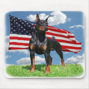 Pinscher do Doberman com mousepad da bandeira