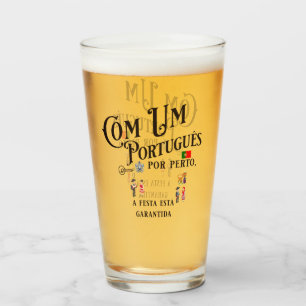 Pint Copo de vidro com um Português por perto