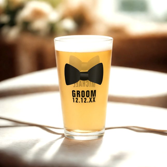 Pint Copo Personalizado de Vidro para Gravata Borboleta (For your bachelor party! Add their name and your wedding date to this fun black bow tie glass)