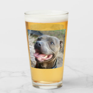 Pint Staffordshire Bull Terrier feliz, Copo de cerveja