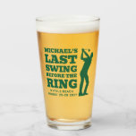 Pint Último Balanço Antes do Copo de Vidro do Solteirão<br><div class="desc">Adicione estes copos de cerveja de festa de despedida de solteiro Last Swing Before the Ring para celebrar o fim de semana de golfe! Aproveite para brindar o noivo no campo de golfe com uma cerveja gelada e leve para casa como um souvenir para lembrar o seu fim de semana....</div>