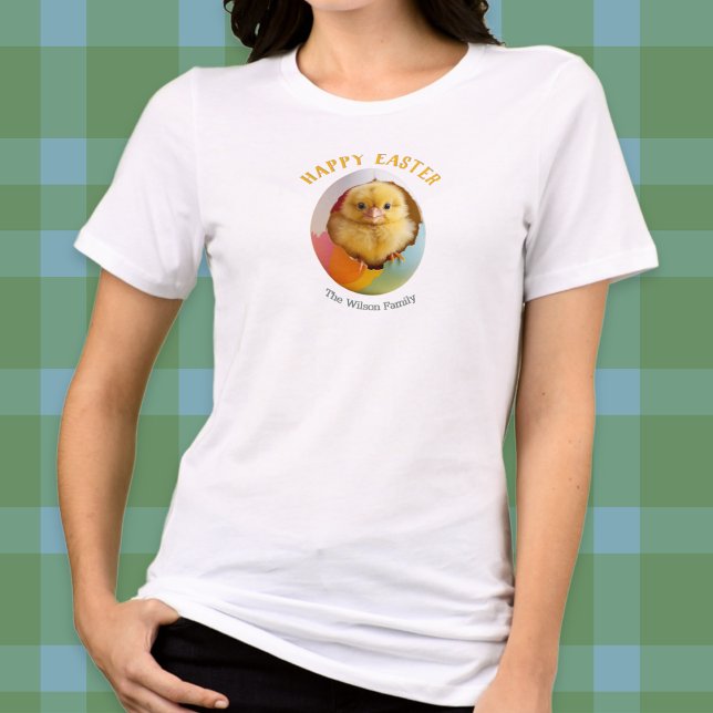 Pintinho de páscoa batendo em ovos coloridos (A personalized Happy Easter t-shirt with picture of a chick hatching out of a colorful egg)