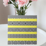 Pintura em preto e branco com traços padronizados<br><div class="desc">Design de azulejo de tendências e decorativa única com faixas de padrão preto e branco de arte em uma cor amarela totalmente personalizável.</div>