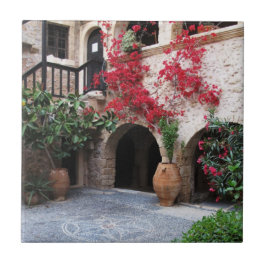 PISCINA de CRETE do pátio da igreja do monastério