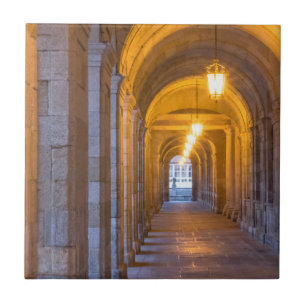 Pista de pedra iluminada da lâmpada, espanha