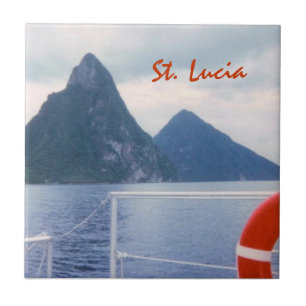 Pitons de St Lucia do azulejo do mar