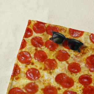 Pizza de Pepperoni e toalha de praia do queijo