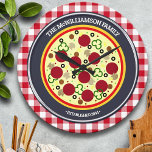 Pizza Engraçada Relógio de Parede Personalizado<br><div class="desc">O presente perfeito para qualquer amante de pizza, este relógio de parede apresenta uma pizza deluxe em uma lata de pizza prateada sobre um impressão de gingham vermelho clássico, semelhante a toalhas de mesa que você encontraria em qualquer pizzaria clássica. O nome da sua família e o texto estabelecido para...</div>