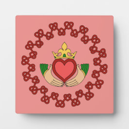 Placa Claddagh e Red Knotwork a rosa