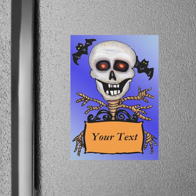 Placa de Alerta de Árvore de Caveira Assustadora M (Fun spooky skeleton red eyes holding orange sign with flying bats overhead on blue magnetic card.)