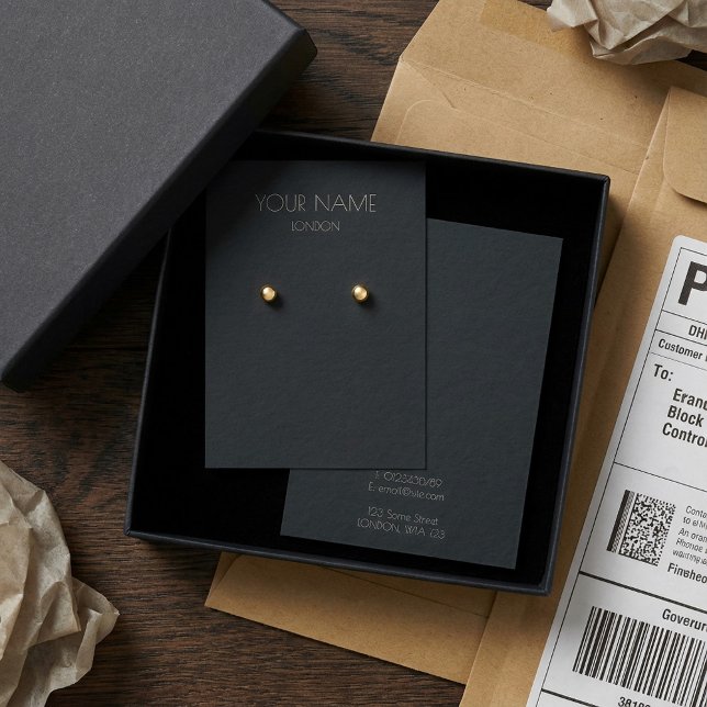 Placa de exibição de brinco escuro simples (Simple dark earring display card.)